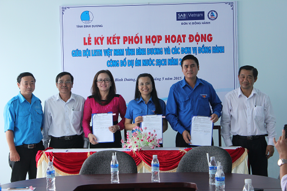 Sponsor agreement with the Youth Federation of Binh Duong and the Youth Union of Biwase for the Clean water program in 2015