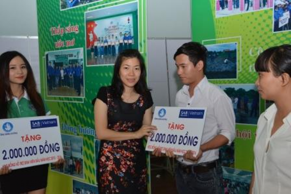 SABMiller Viet Nam gave scholarship to 20 students in Binh Duong